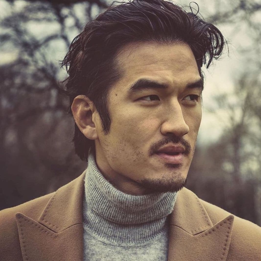Kumis scruffy dan gaya rambut messy slick back. (Foto: the modest man)