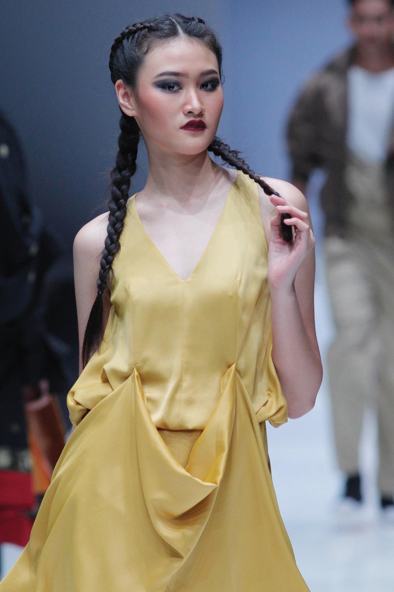 Gaya rambut boxer braid cocok untuk rambut panjang. (Foto: Jakarta Fashion Week 2019)