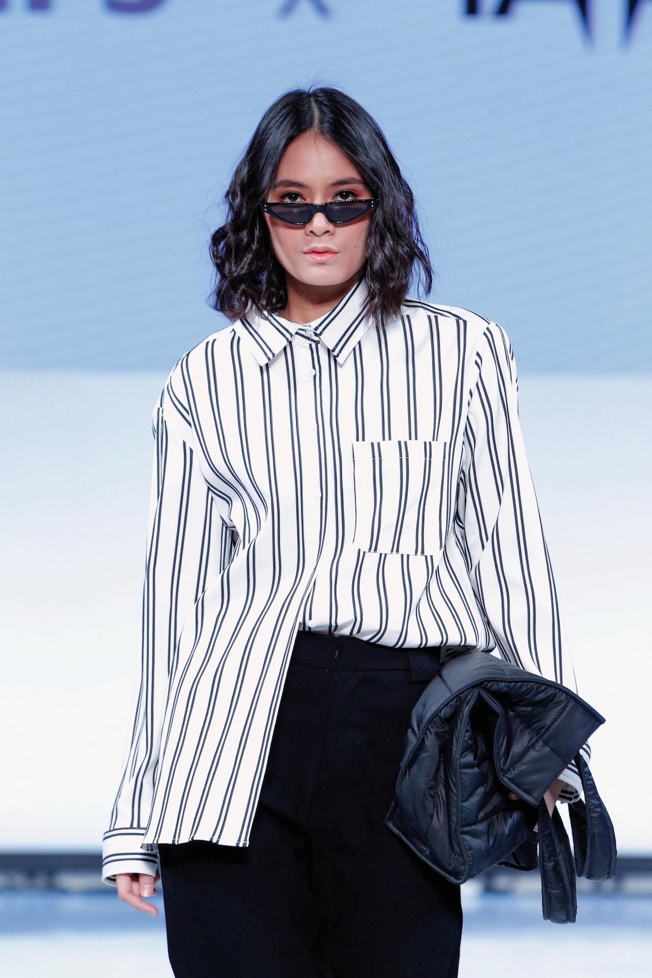 Bob pendek belah tengah dengan gaya wavy. (Foto: Jakarta Fashion Week 2019)
