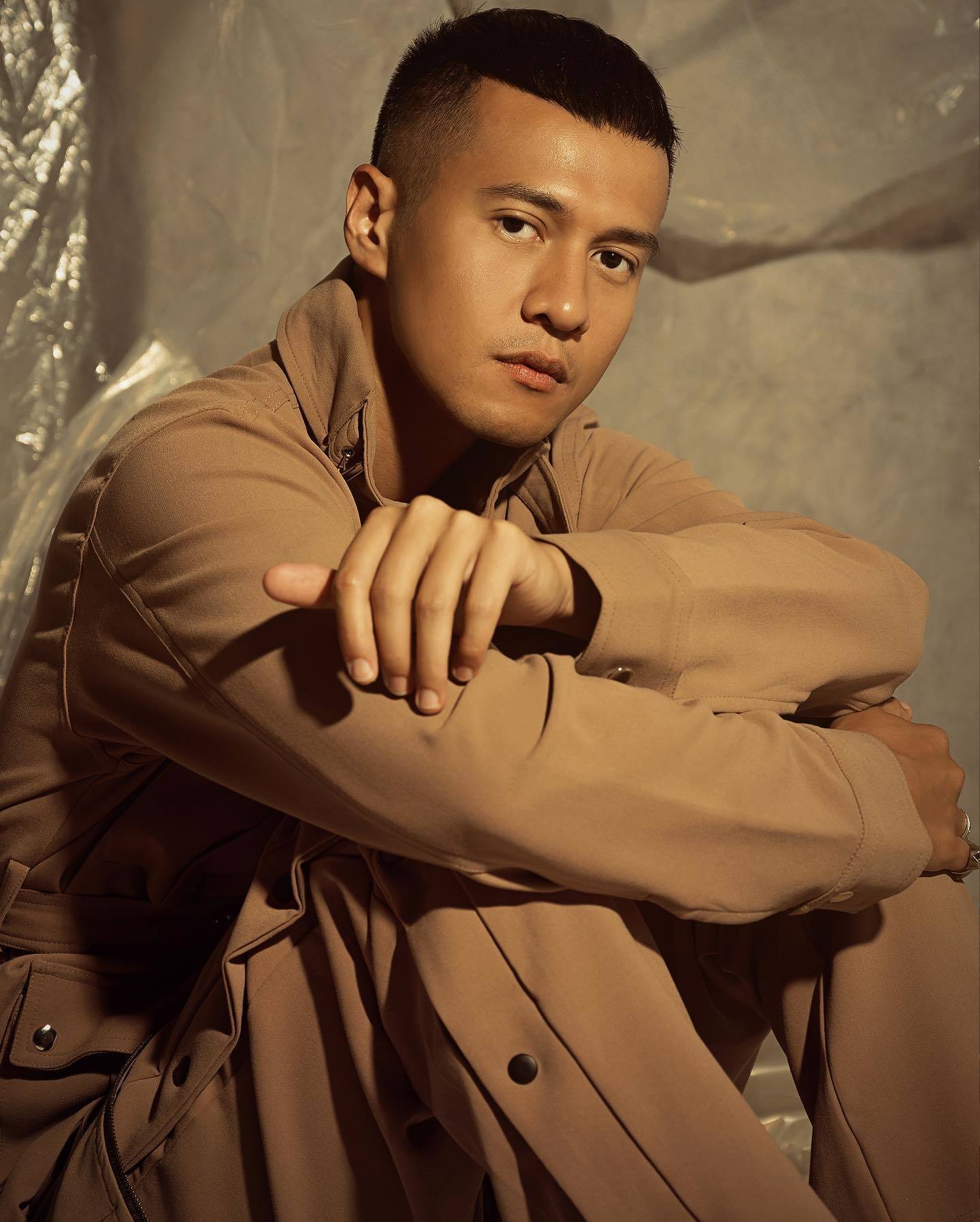 Model rambut caesar cut yang bikin Junot kelihatan macho banget! (Foto: Instagram.com/herjunotali.studio)