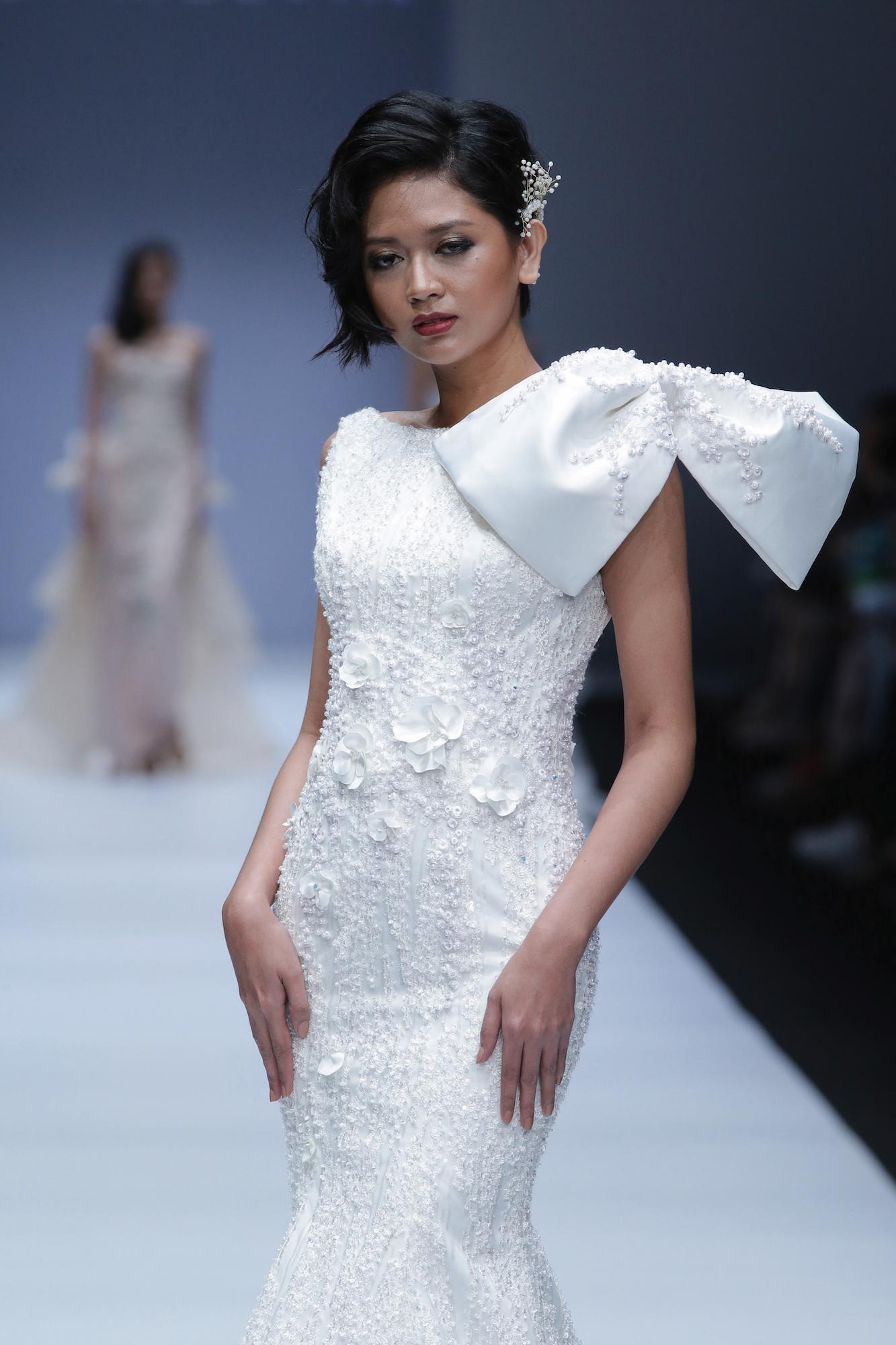 Model rambut pixie bisa terlihat feminin jika penataannya tepat. (Foto: Jakarta Fashion Week 2019)