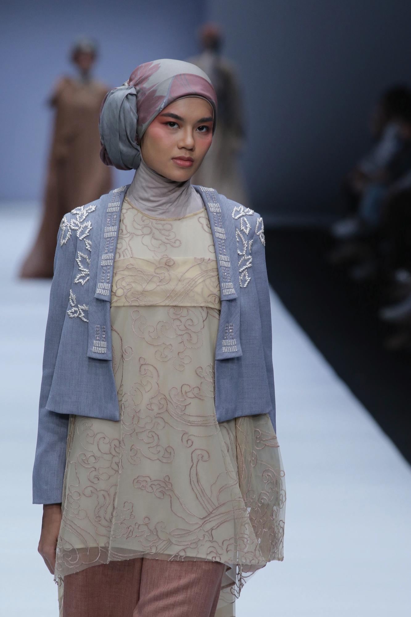 Coba gaya hijab yang berbeda! Berani? (Foto: Jakarta Fashion Week 2019)