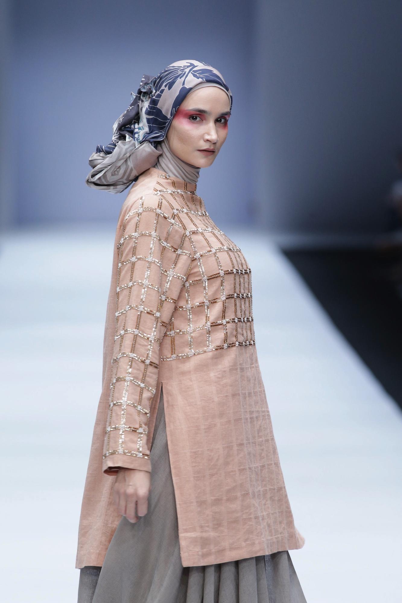 Tak ada salahnya menata hijab dengan gaya modern seperti ini. (Foto: Jakarta Fashion Week 2019)
