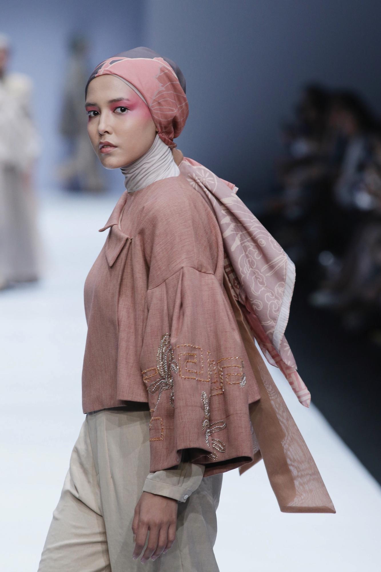 Penataan hijab modern seperti ponytail. (Foto: Jakarta Fashion Week 2018)