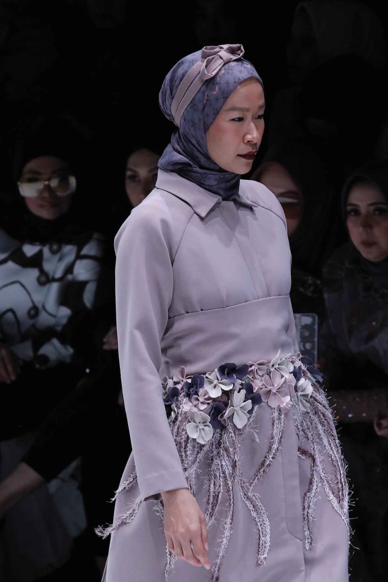 Berikan aksen pita pada hijabmu. (Foto: Jakarta Fashion Week 2019)