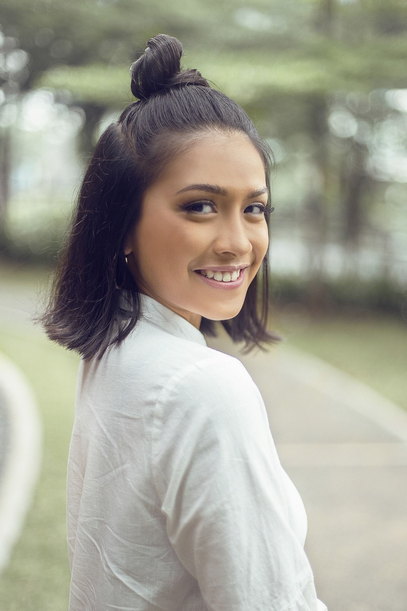 Gaya rambut half-up Top Knot for Short Hair (Foto: Natasha Estelle)