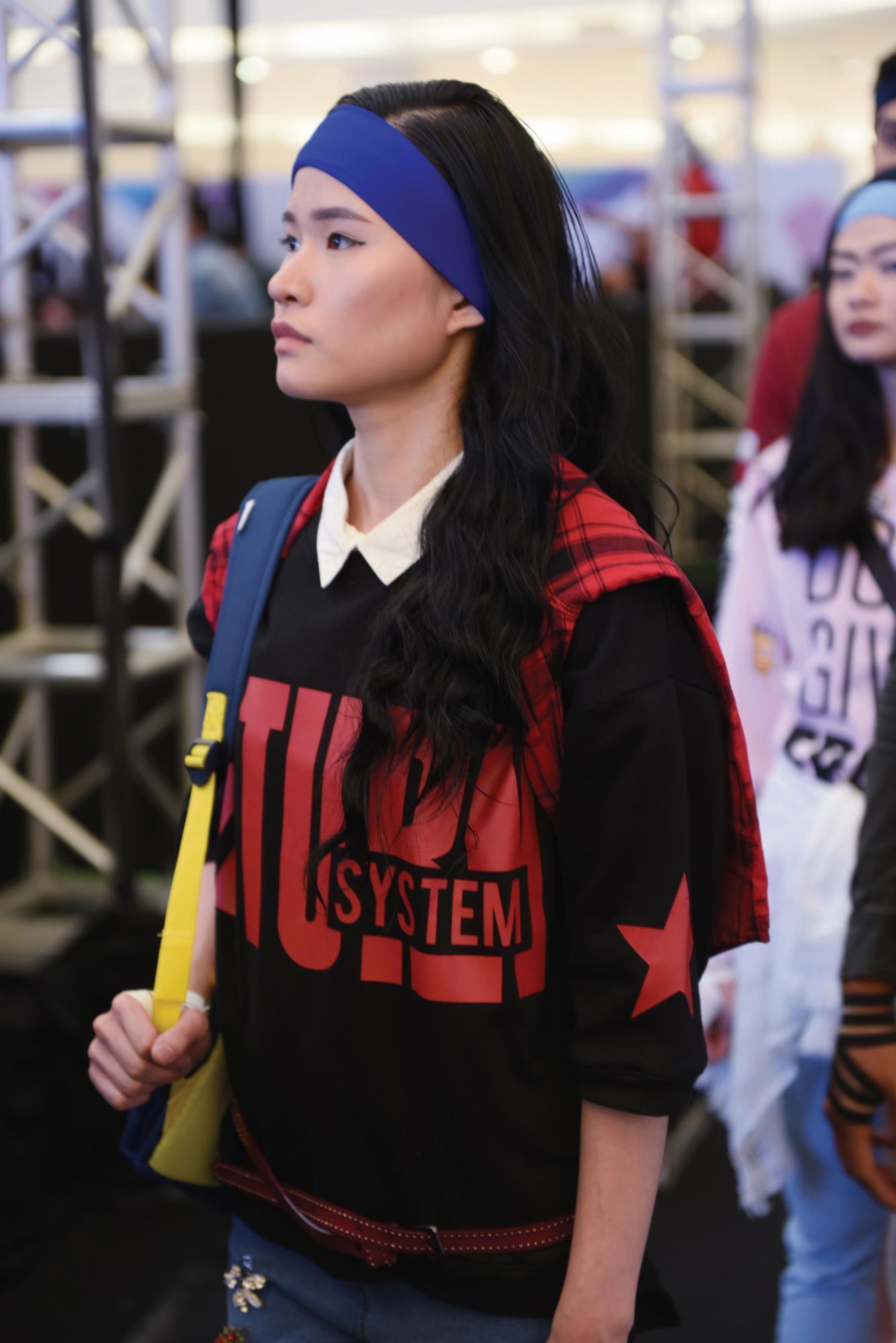 Gunakan headband pada rambutmu. (Foto: Jakarta Fashion Week 2019)
