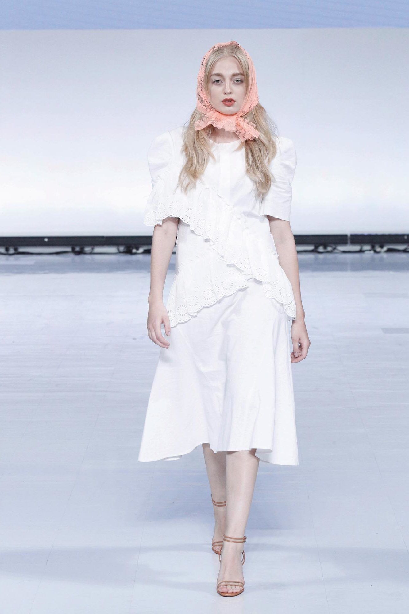 Bermain dengan scarf adalah salah satu obat kejenuhan pada rambut. (Foto: Jakarta Fashion Week 2019)