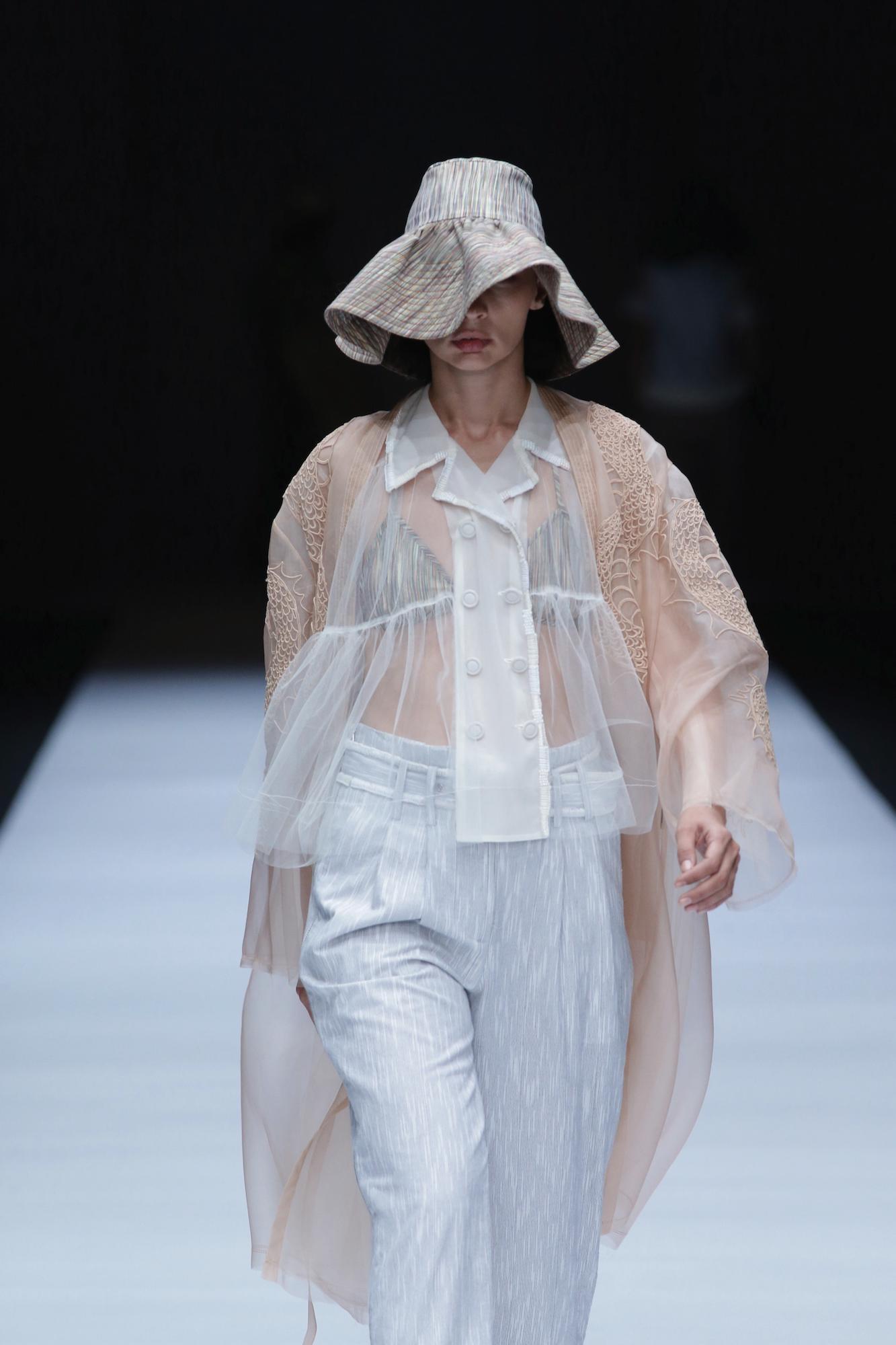 Siapa yang menyangka bahwa topi akan kembali in fashion tahun depan? (Foto: Jakarta Fashion Week 2019)