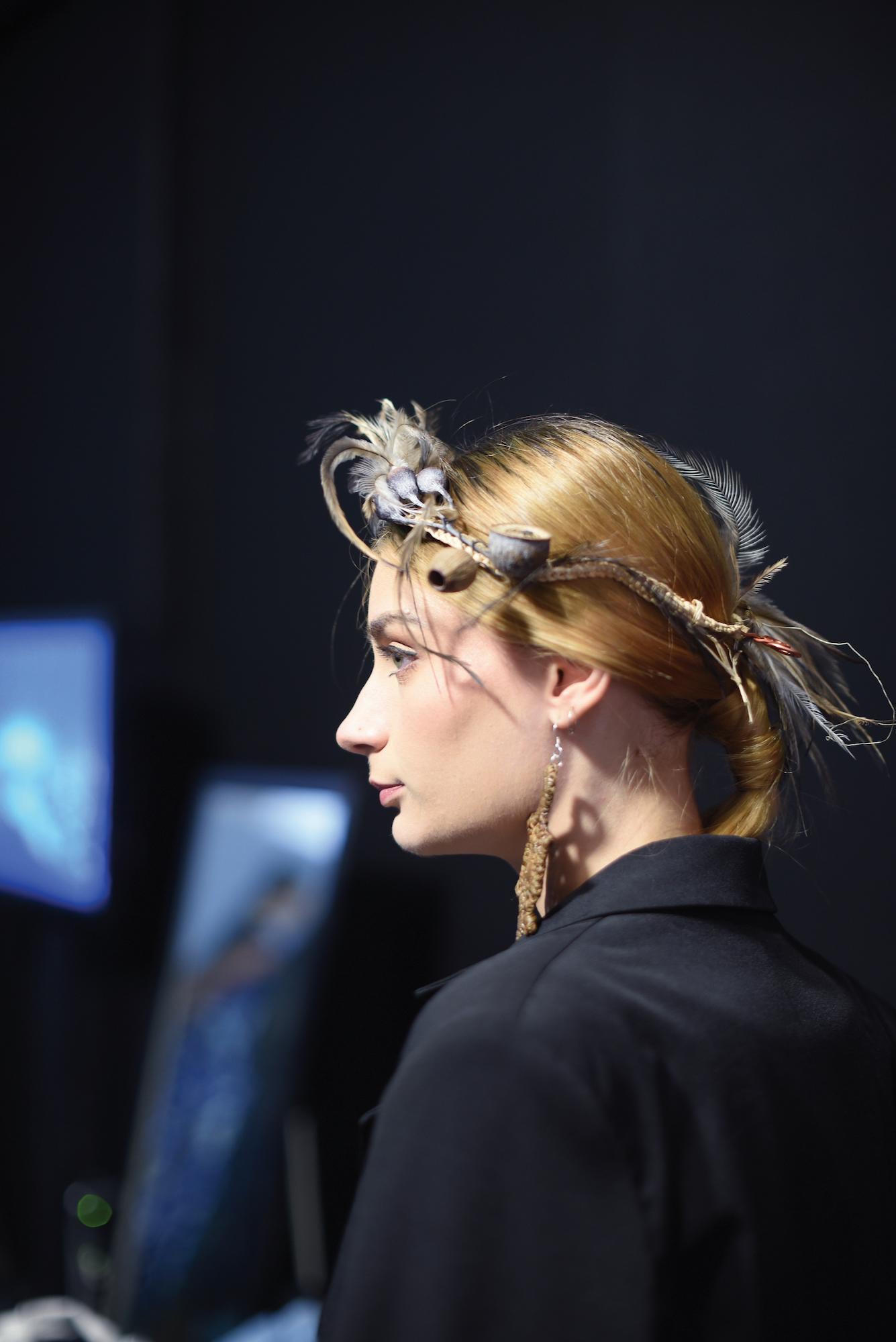 Saatnya upgrade ponytail dengan gaya knotted sleek. (Foto: Jakarta Fashion Week 2019)