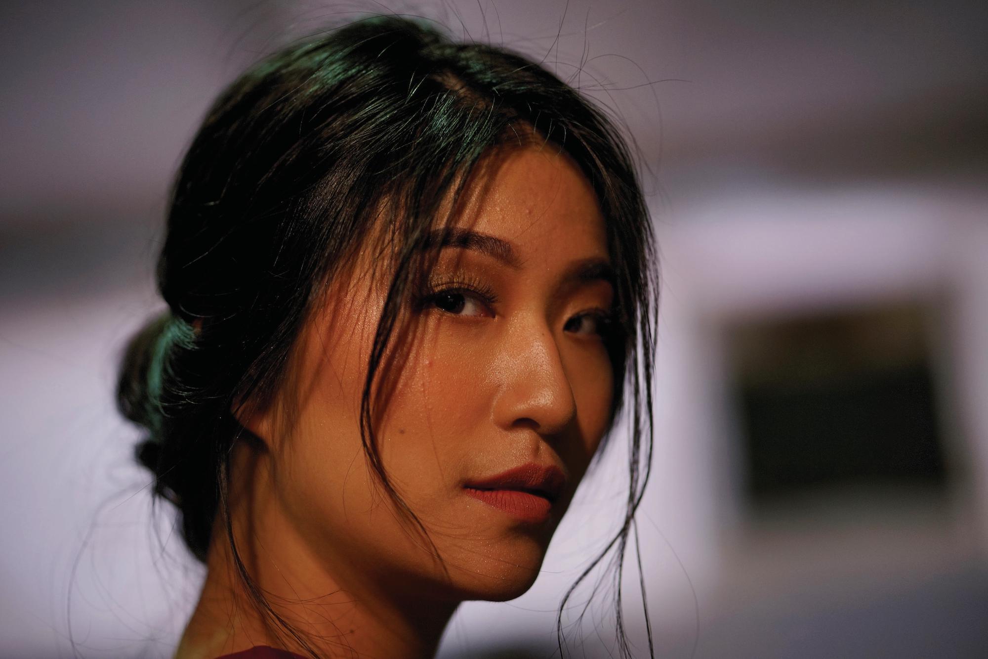 Gaya rambut messy bun yang keren untuk tampilan kasual. (Foto: Jakarta Fashion Week 2019)