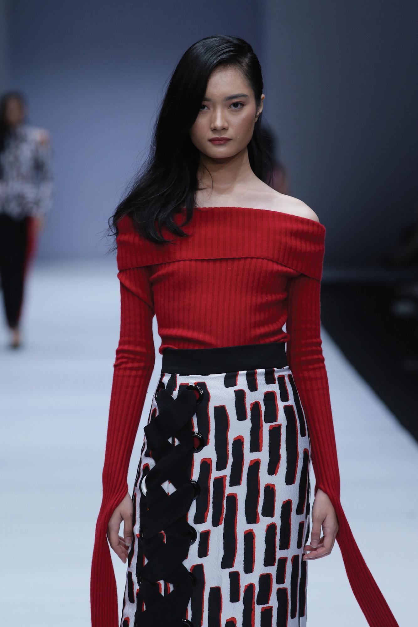 Kamu bisa dapatkan tampilan wet look dengan satu produk rambut saja. (Foto: Jakarta Fashion Week 2019)