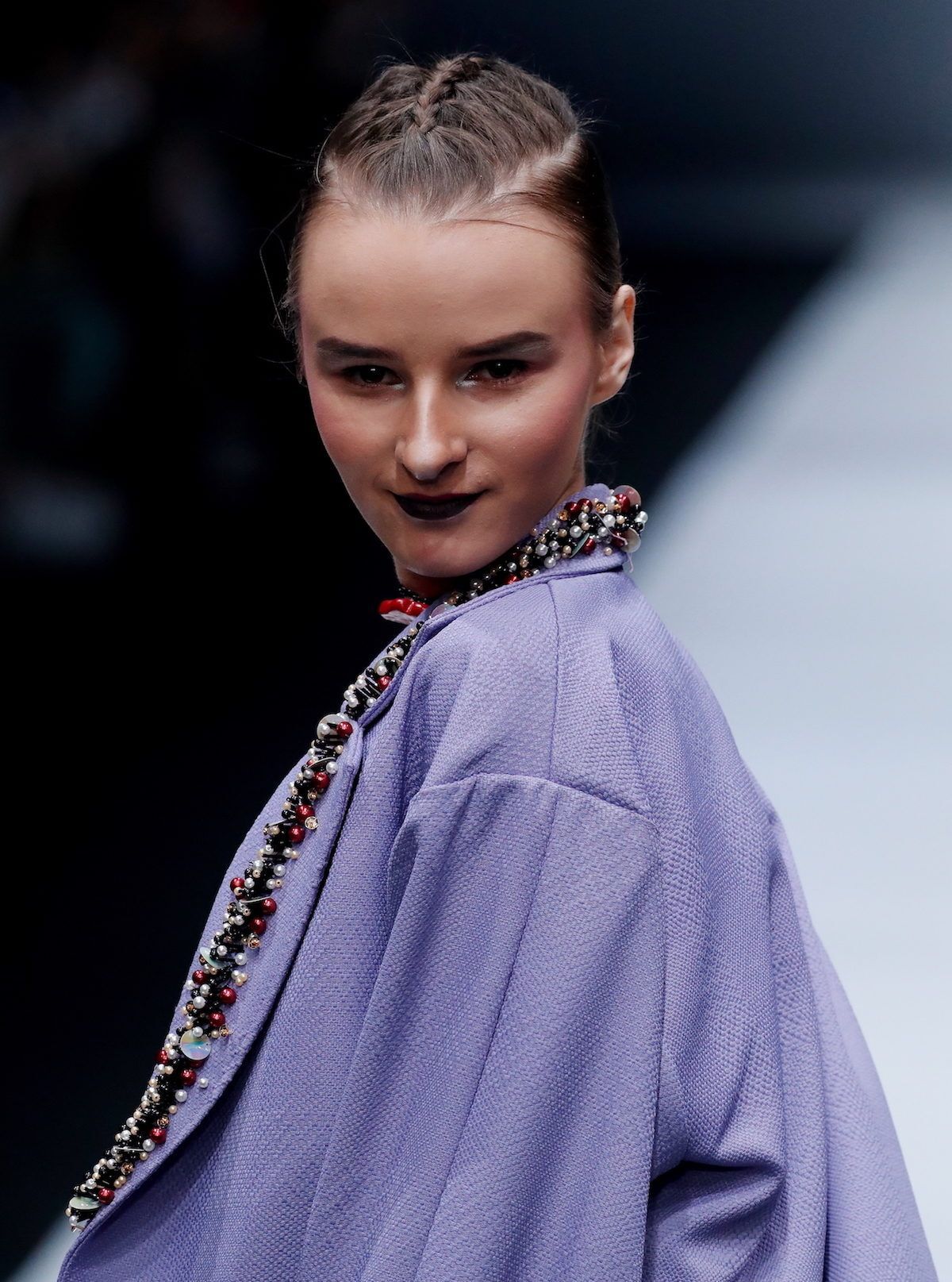 Padukan dengan ponytail agar gayamu semakin chic. (Foto: Jakarta Fashion Week 2018)