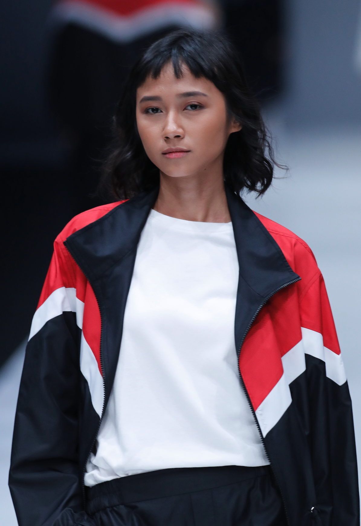 Terbukti, poni super pendek ini justru membuat gayamu edgy. (Foto: Jakarta Fashion Week 2018)