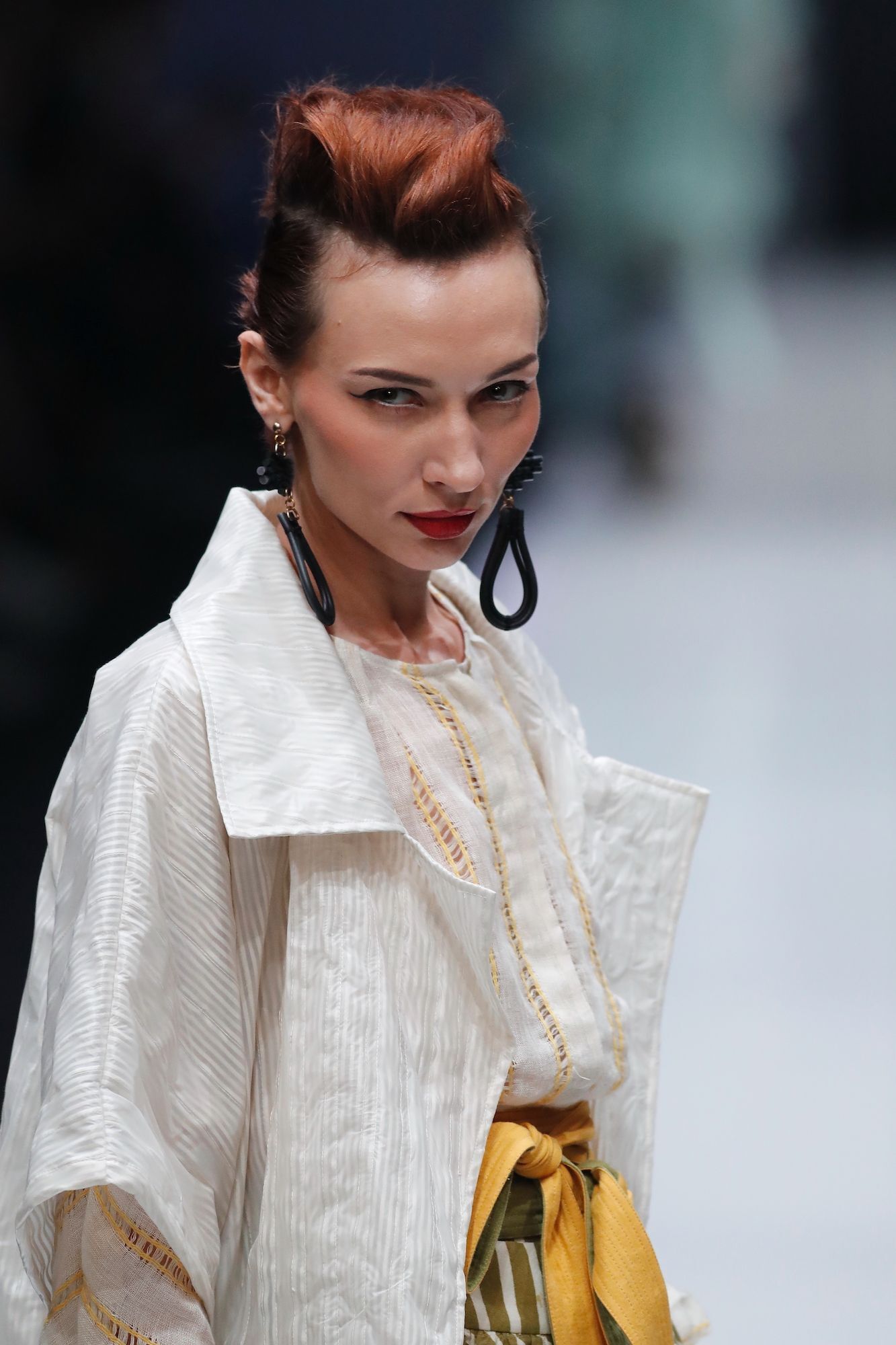 Ingin bergaya glam untuk hadiri gig band? Coba gaya ini. (Foto: Jakarta Fashion Week 2018)