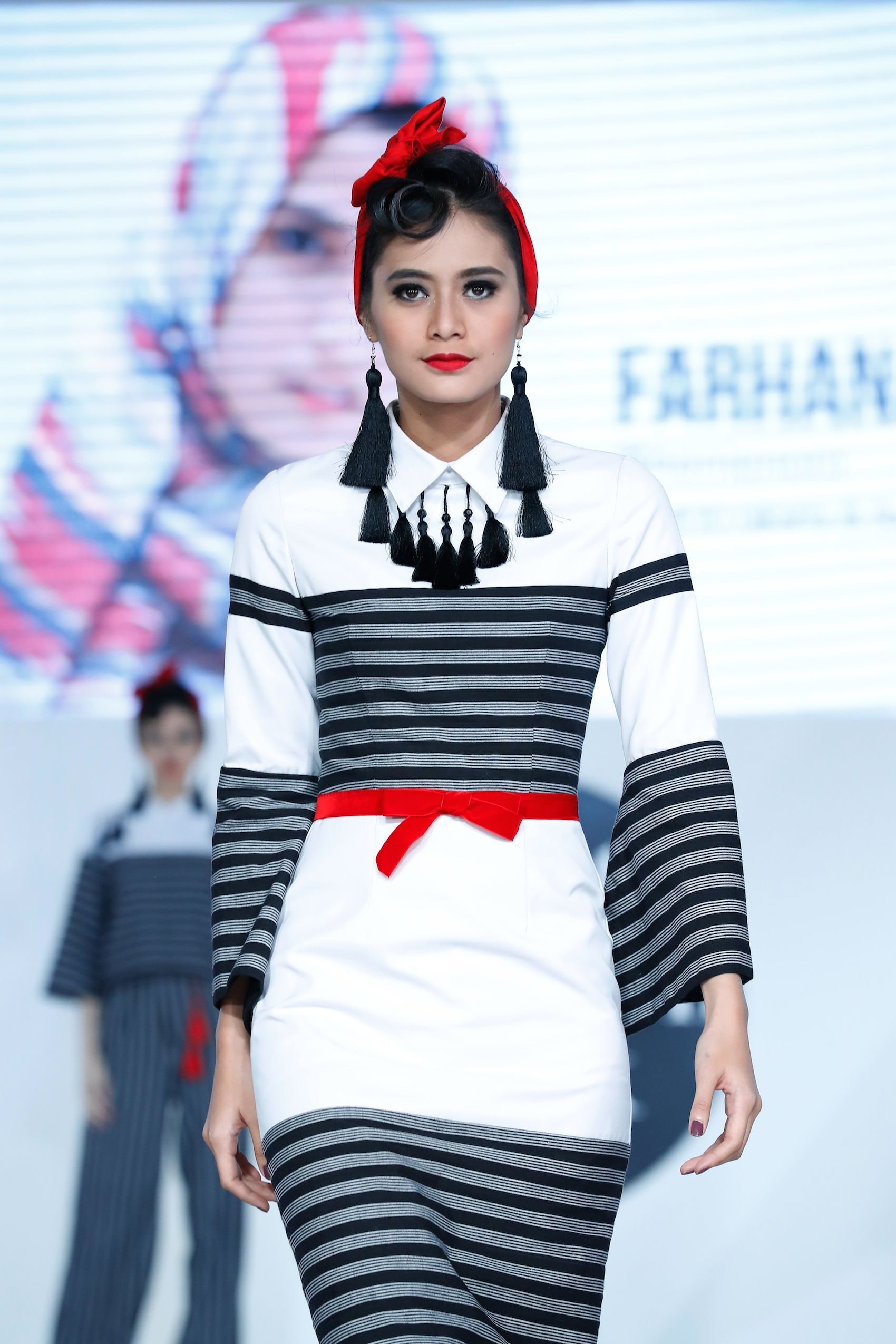 Gaya rambut pin-up girl dengan scarf yang ikonik cocok juga untuk tampilan modern. (Foto: Jakarta Fashion Week)