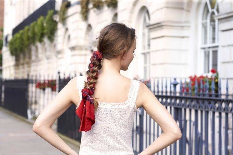 Scarf bukan hanya bisa jadi bandana loh! (Foto: Dvora)