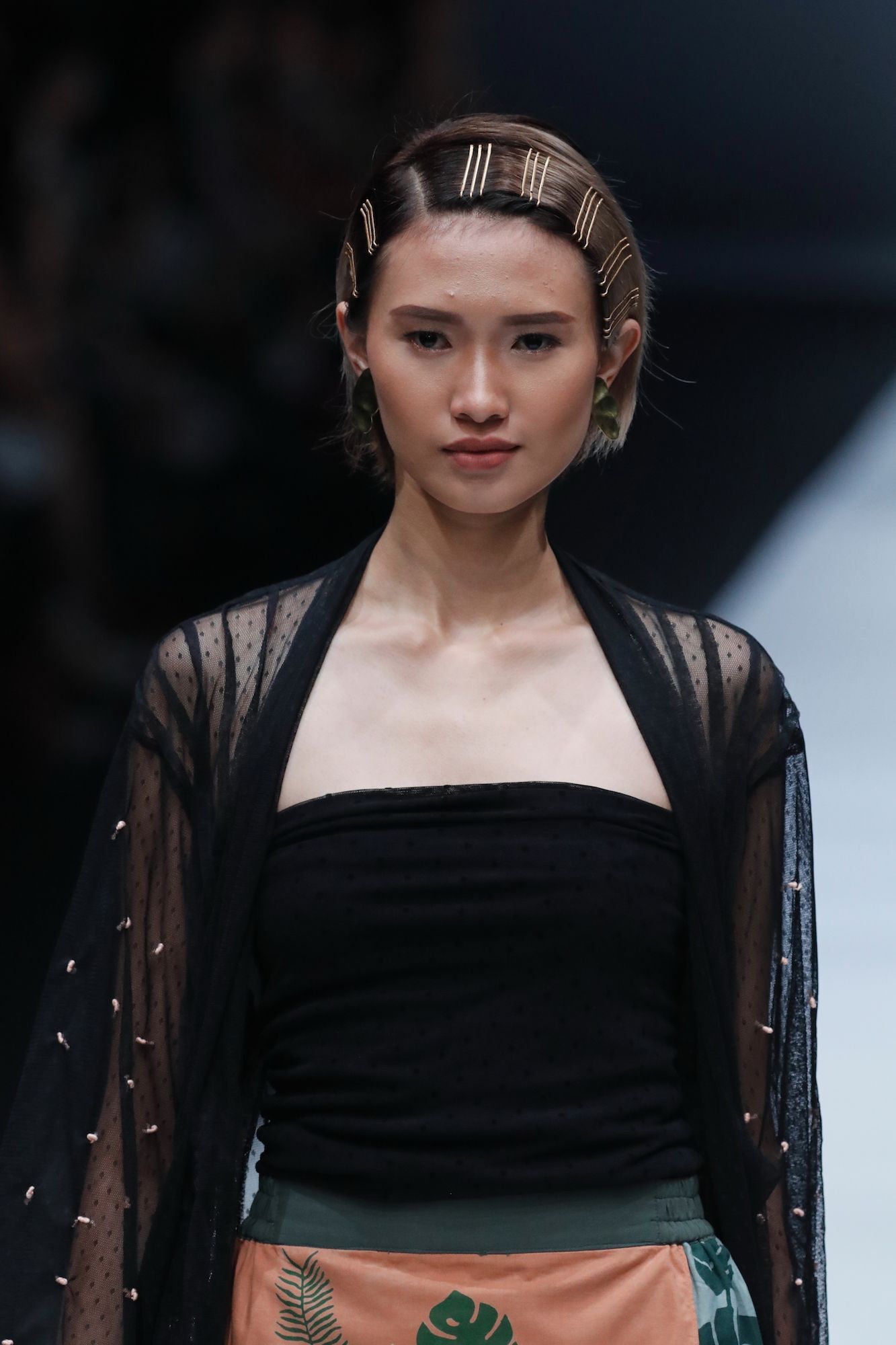 Jepit rambutmu bisa jadi kunci gaya rambut keren loh. (Foto: Jakarta Fashion Week 2018)