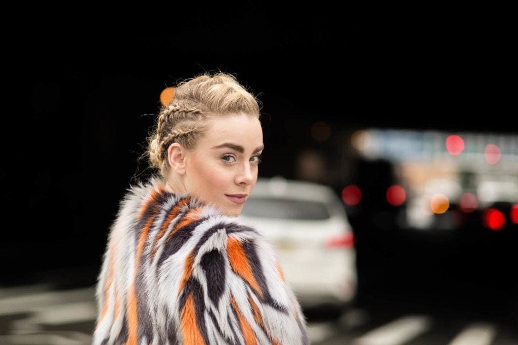 Luangkan sedikit waktumu untuk membuat gaya rambut braided bun. (Foto: Shutterstock)