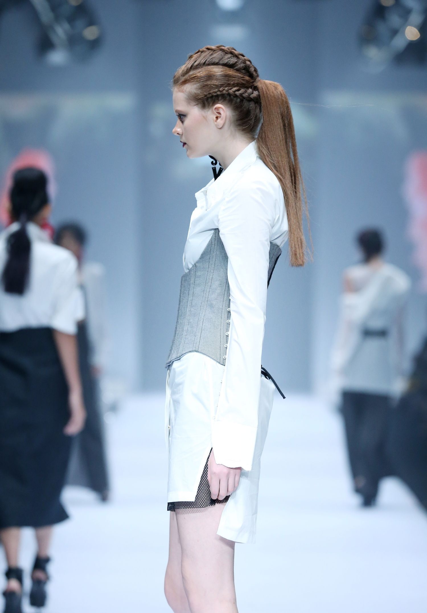 Ingin tampil glamor namun tetap edgy? Paduan dua gaya rambut ini pilihan tepat. (Foto: Jakarta Fashion Week)