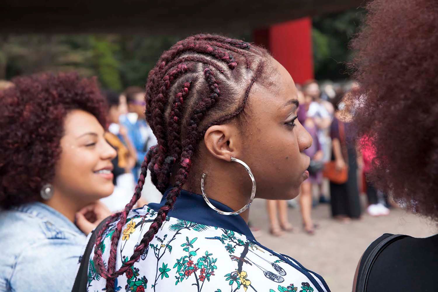 Wanita african american dengan model rambut cornrow mix