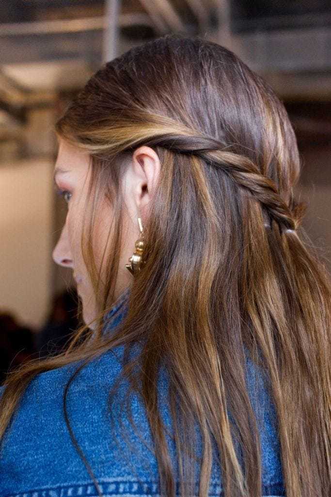 Jika tak bisa kepang, kamu bisa mencoba gaya rambut twist. (Foto: Shutterstock)