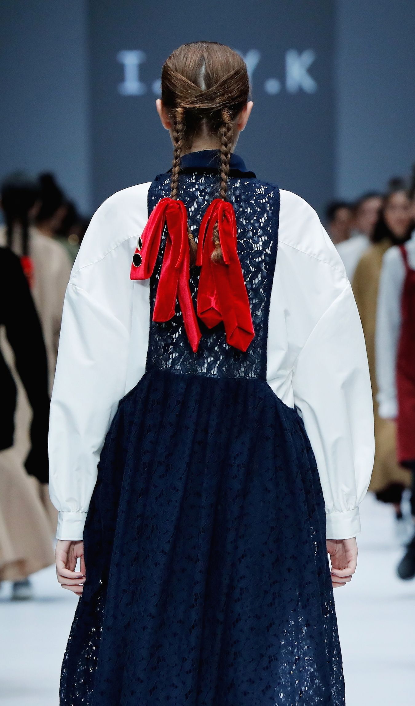 Agar sedikit beda, tambahkan pita dan silang rambutmu sebelum dikepang.