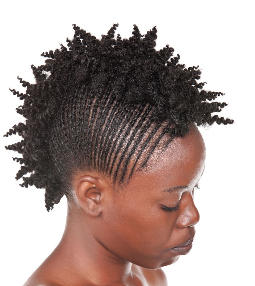 Wanita african american dengan model rambut mohawk cornrow