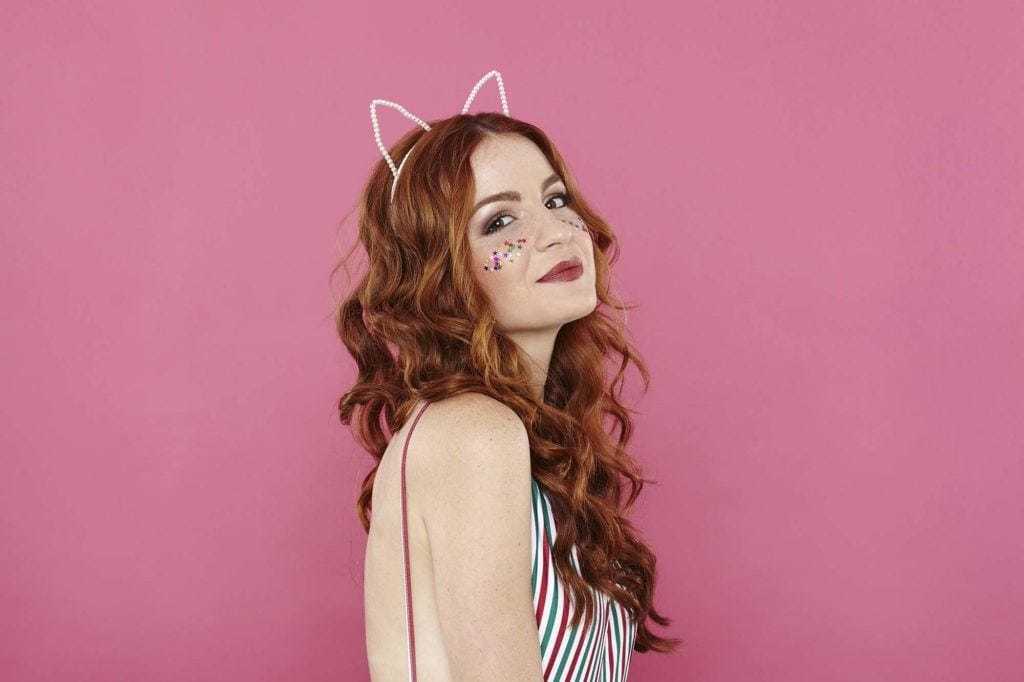 Kapan lagi kamu bisa menggunakan bando kucing tanpa ragu? (Foto: Verity Jane Smith)