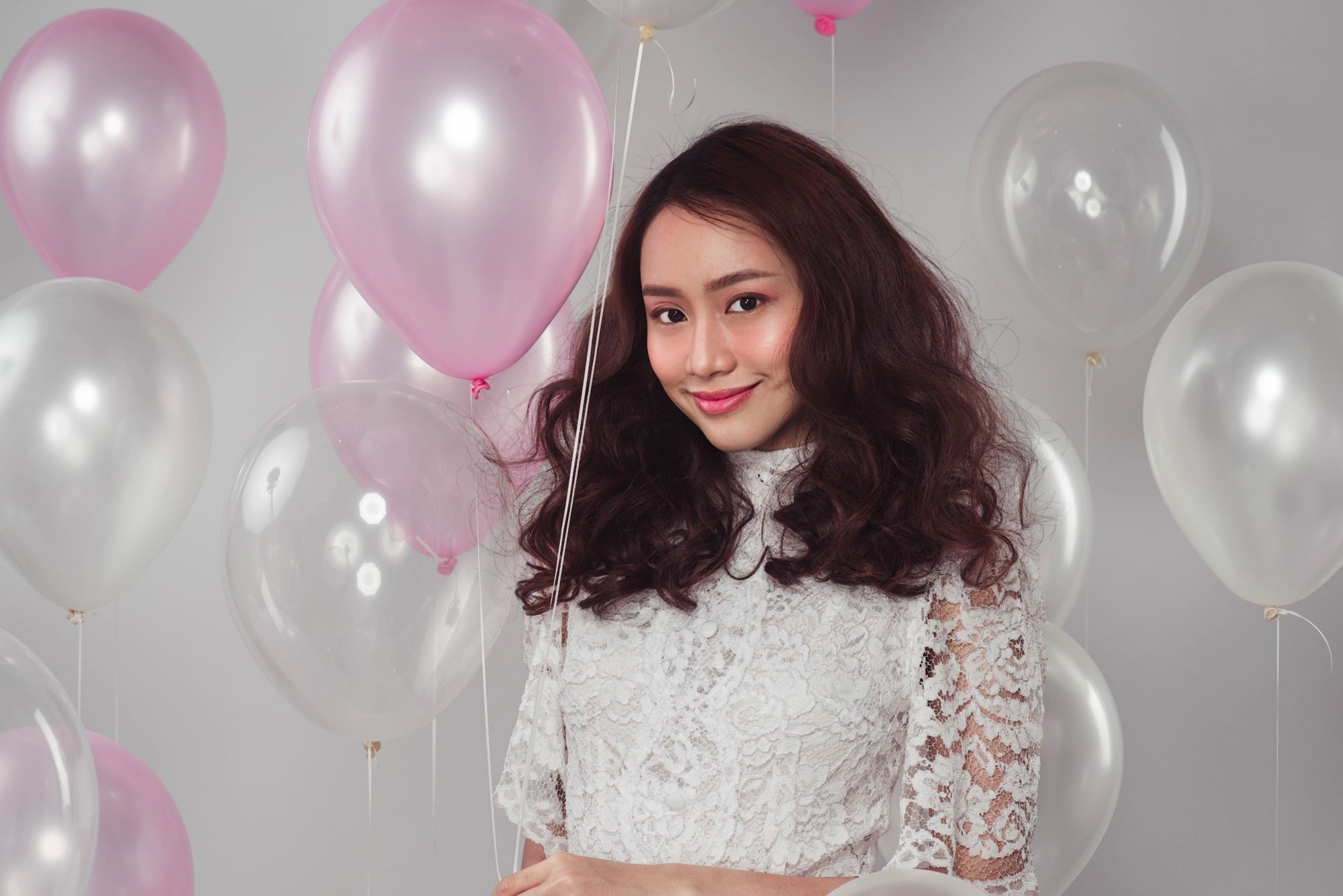 Warna rambut mahogany yang bisa memberikan kesan romantis. (Foto: Shutterstock)