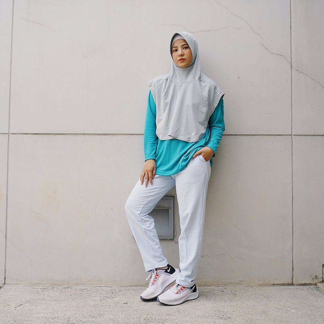 Kenakan training pants, kaos dan jilbab sport syar'i. (Foto: Instagram/nooresport)