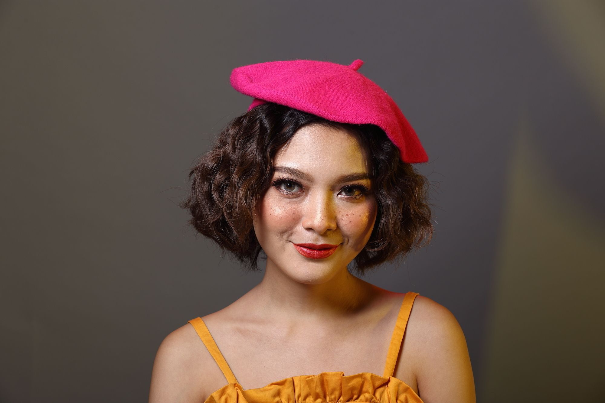Warna gelap seperti ini cocok untuk rambut keriting karena bisa membuat ilusi rambut tidak megar. (Foto: Shutterstock)