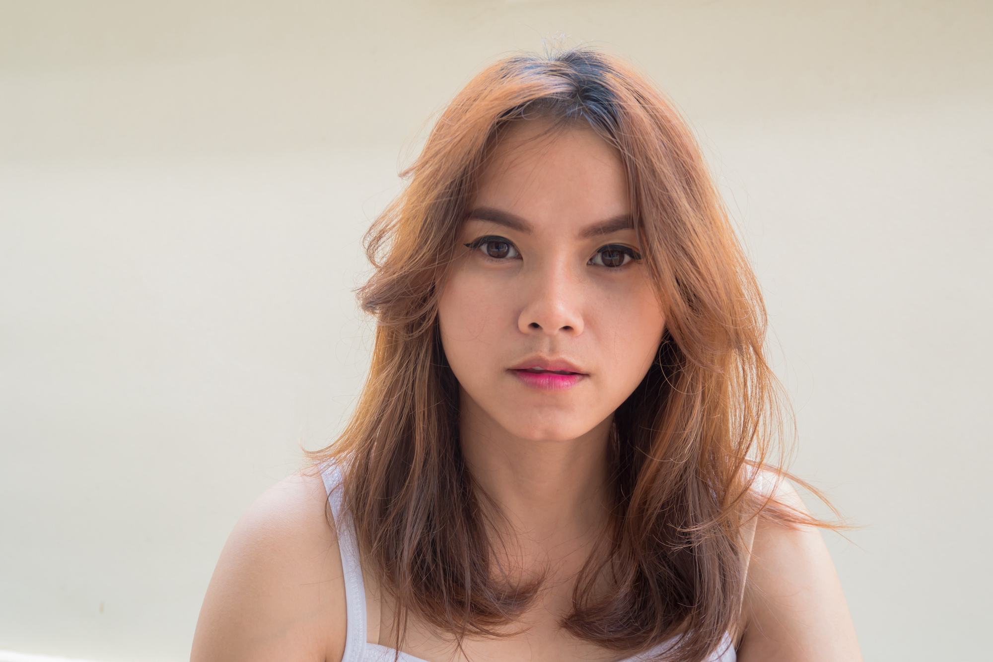Warna rambut sehalus milk tea sedang trend di 2022. (Foto: Shutterstock)