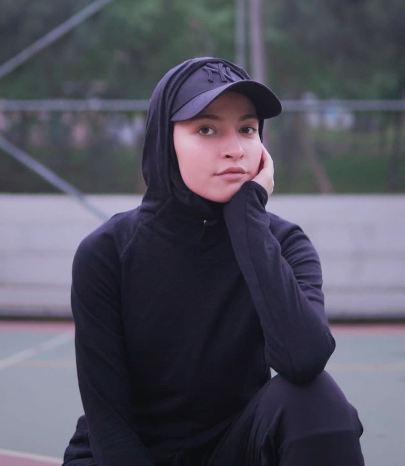 Jangan ragu gabungan hijab, topi dan hoodie! (Foto: Instagram.com/manila)