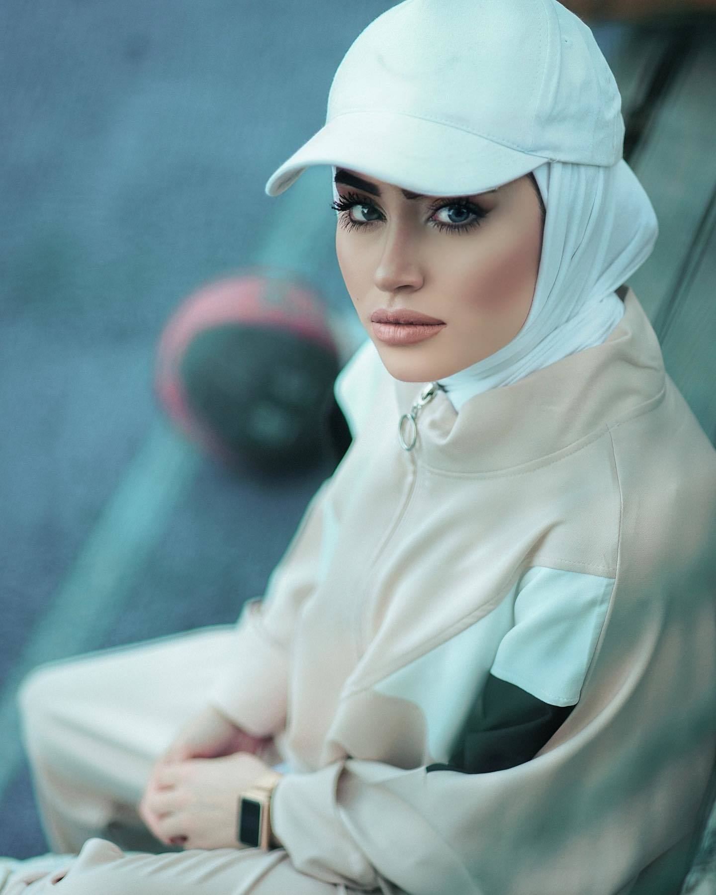 Padukan hijab dengan topi untuk olahraga outdoor. (Foto: Instagram/elibollardanbusraaa)