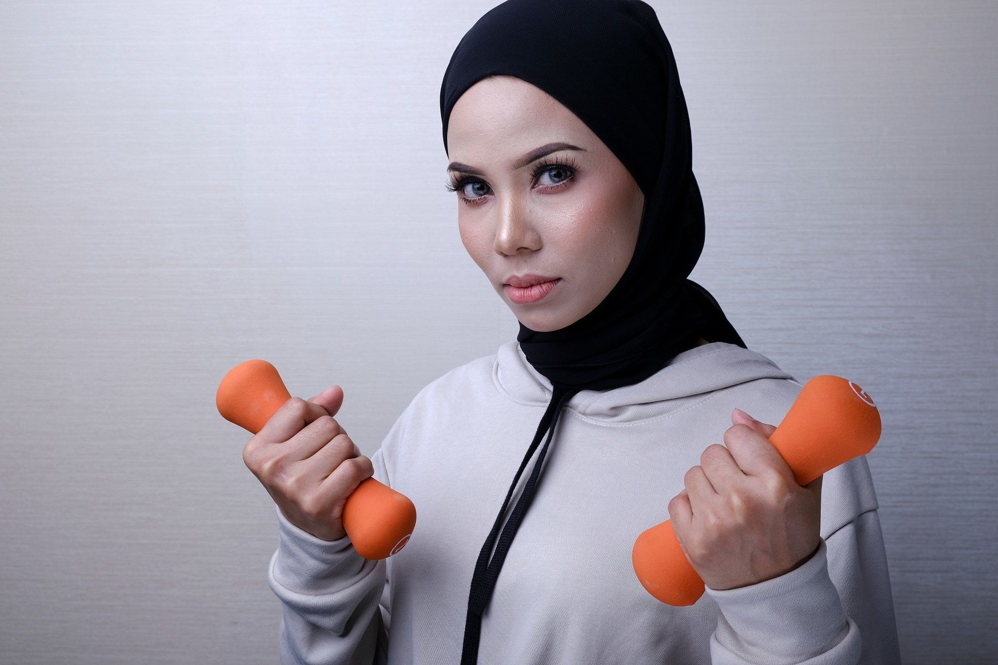 Gaya hijab yang menonjolkan rahang wajah terlihat praktis dan cocok untuk olahraga ringan. (Foto: Shutterstock)