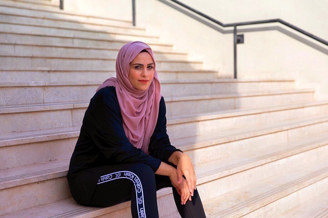 Nggak begitu suka pakai hijab instan? Coba pashmina layer seperti ini! (Foto: Instagram.com/hititwithhuda)