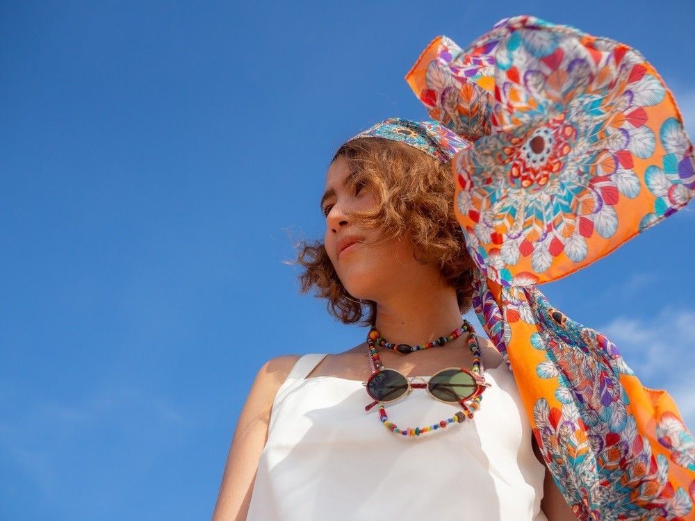 kenakan scarf agar rambut tidak lepek