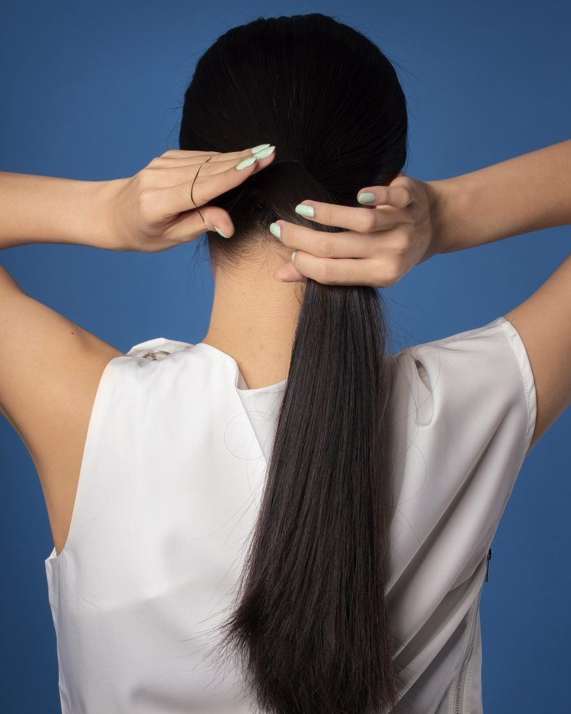 Wanita asia dengan gaya rambut sanggul kepang lilit