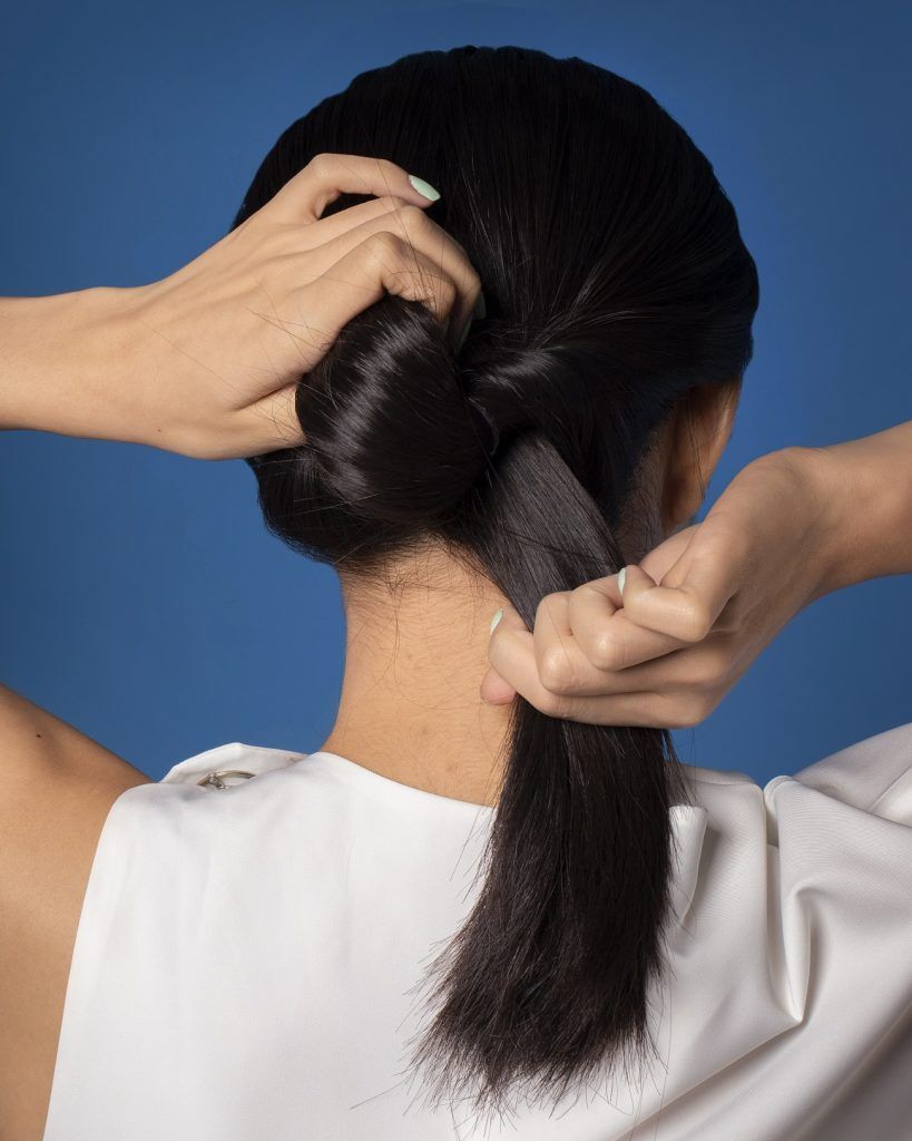 Wanita asia dengan sanggul kepang lilit