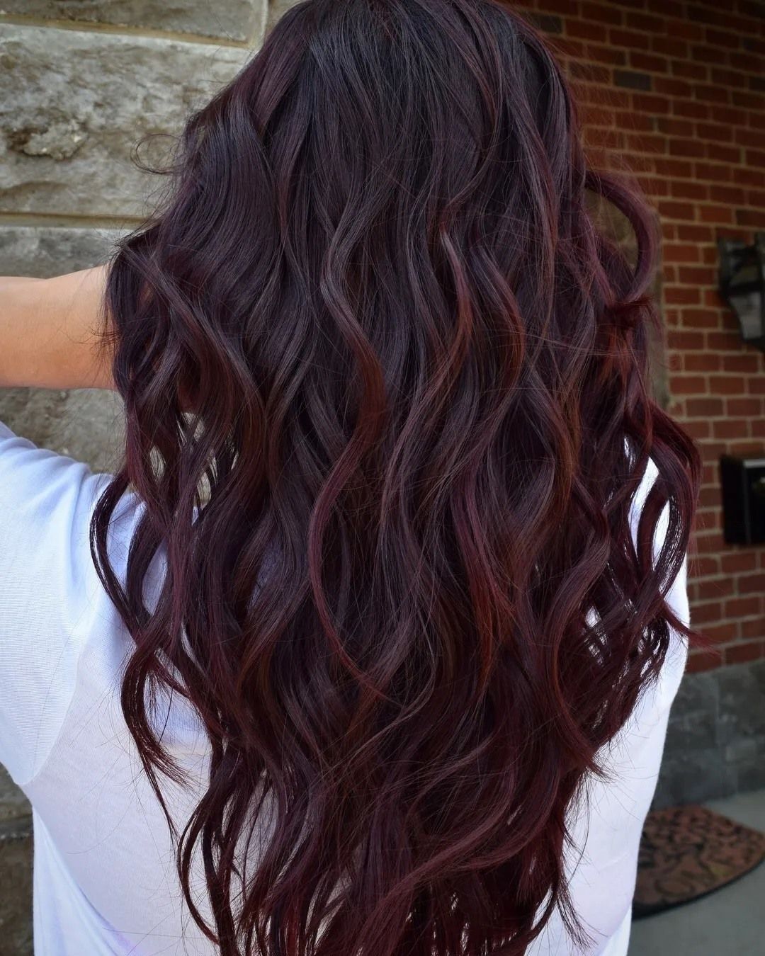 Rona kemerahan burgundy yang cantik. (Foto: Allure/Josh Boynton)