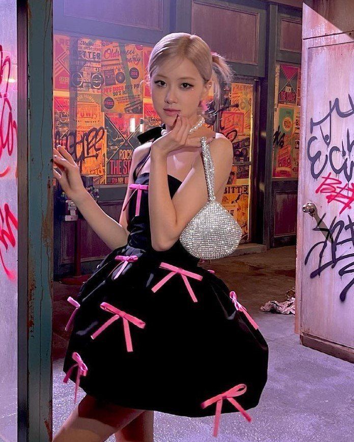 rose blackpink dengan rambut blonde panjang dicepol