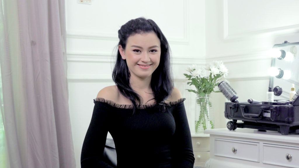Kepang poni bisa bikin rambutmu kelihatan proper dalam sekejap. (Foto:  All Things Beauty)
