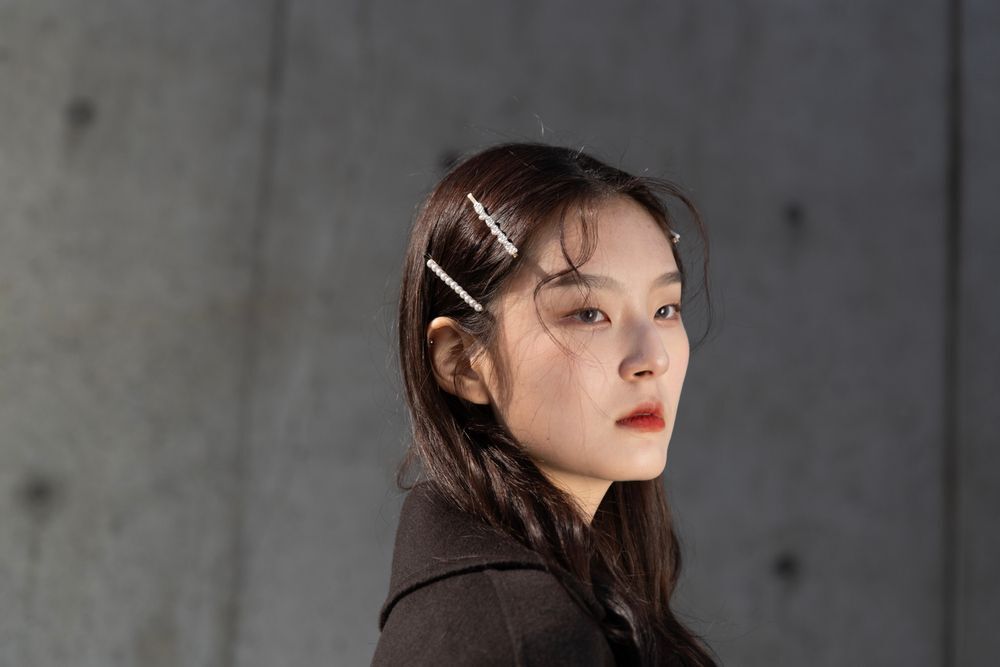 Hair clip aneka bentuk dan ukuran jadi aksesori rambut yang ngetren pada 2020. (Foto: Shutterstock)