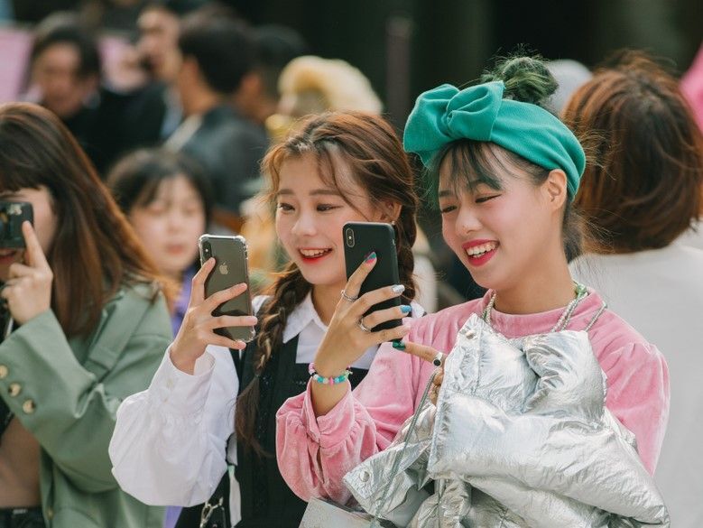 Bandana berwarna cerah bikin penampilan semakin keren. (Foto: Shutterstock)