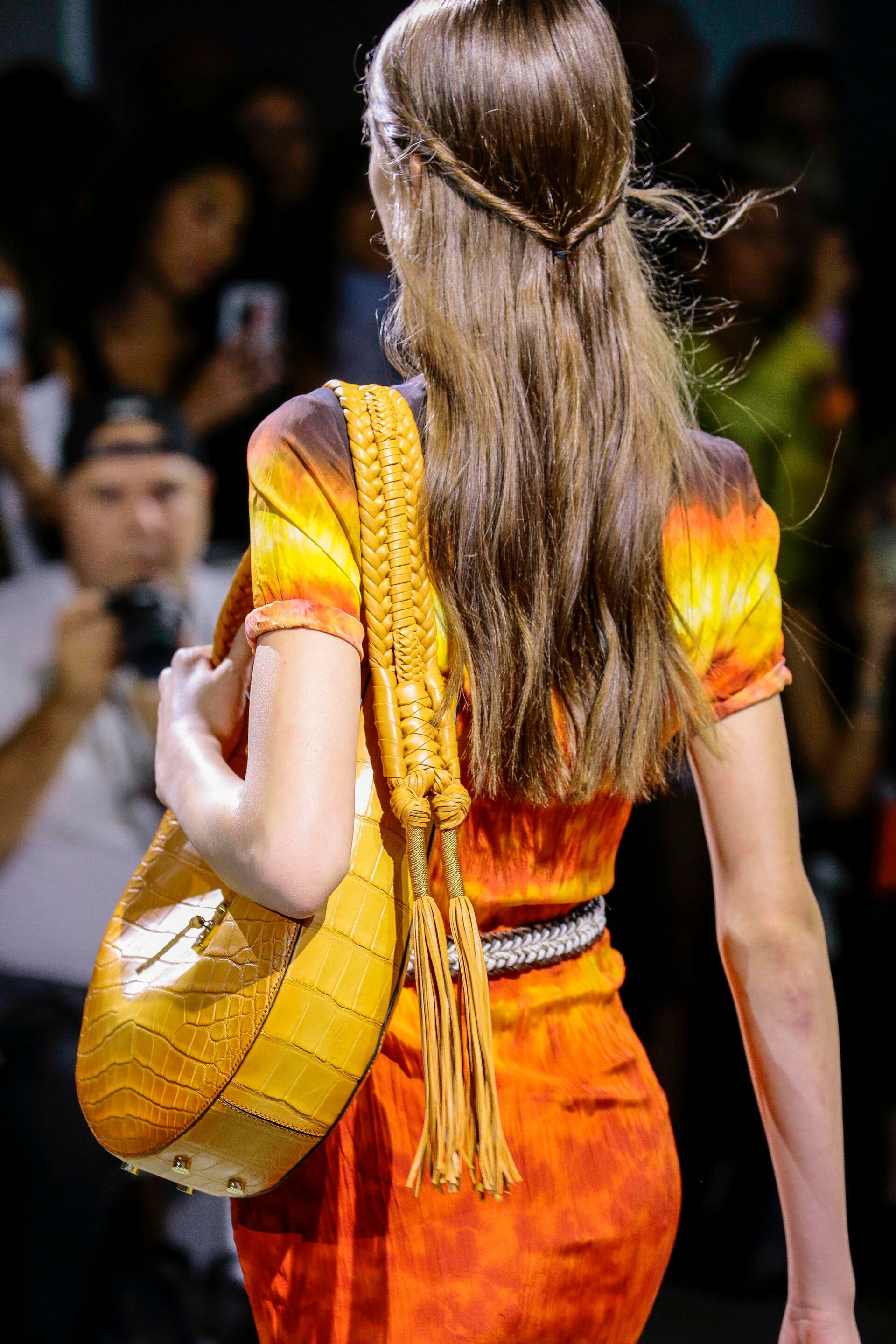 gaya rambut half updo twist