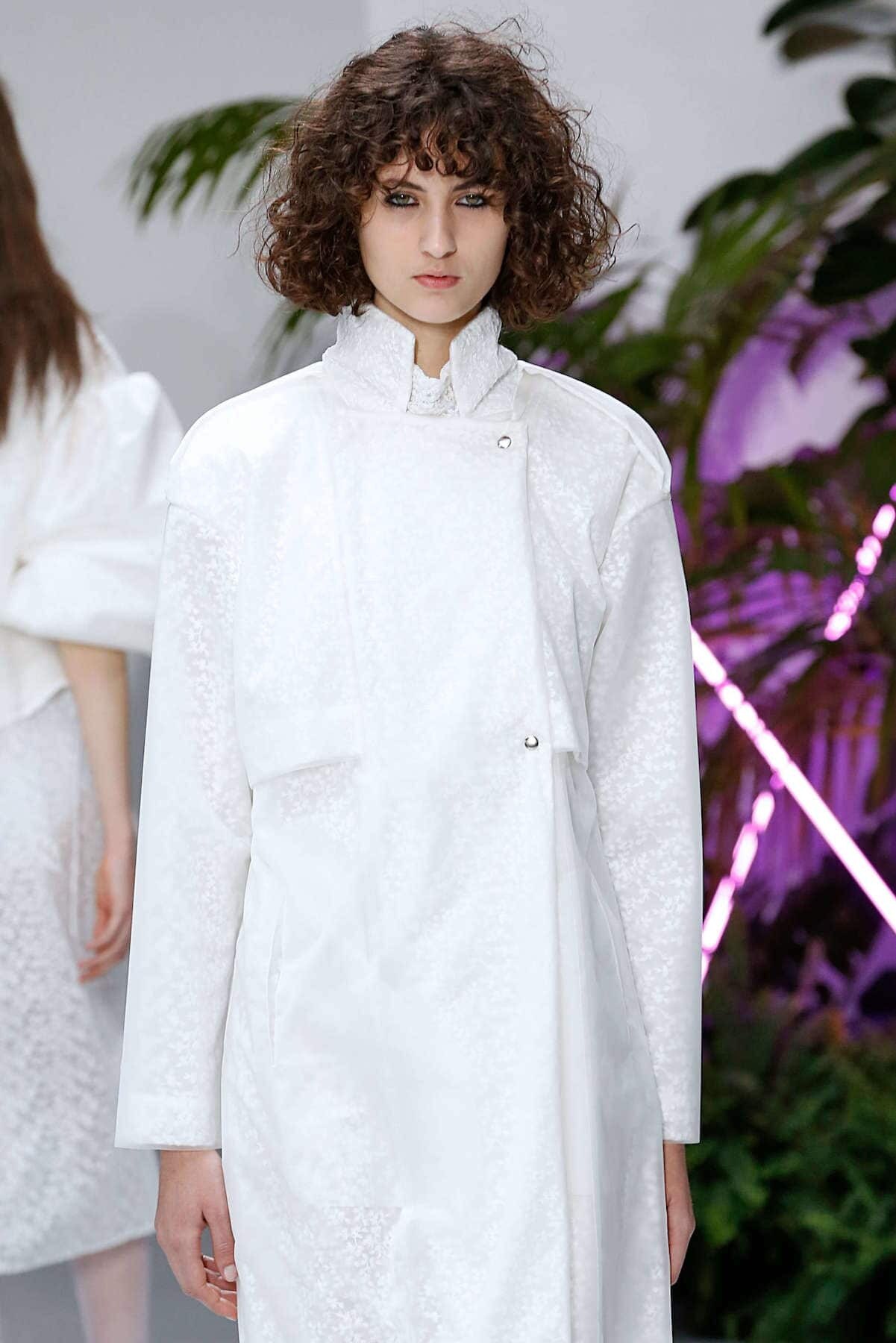 Lengkap dengan poni depan keriting? (Foto: Indigitalimages.com)