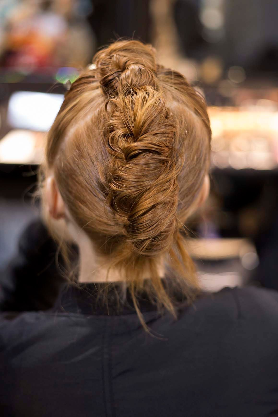 Dengan gaya twist, kamu bisa ciptakan faux hawk.  (Foto: Indigitalimages.com)