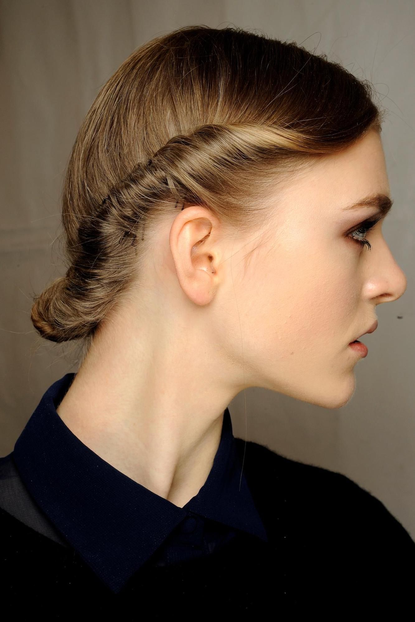 Gaya rambut chignon cukup mudah untuk dibuat loh. (Foto: Indigitalimages.com)