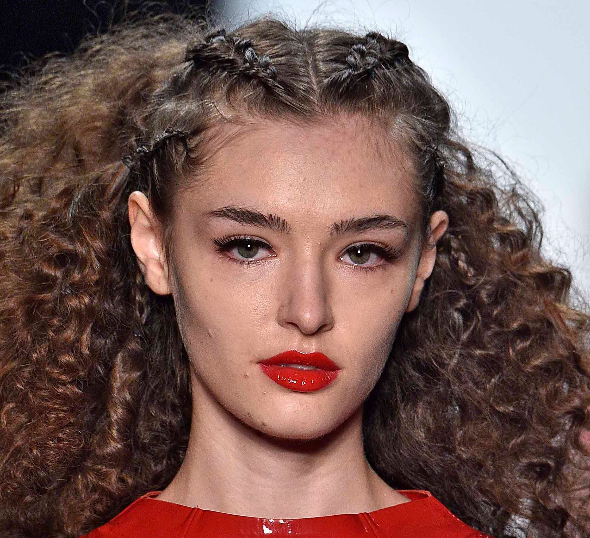 Rambut keriting dengan teknik hair plopping.